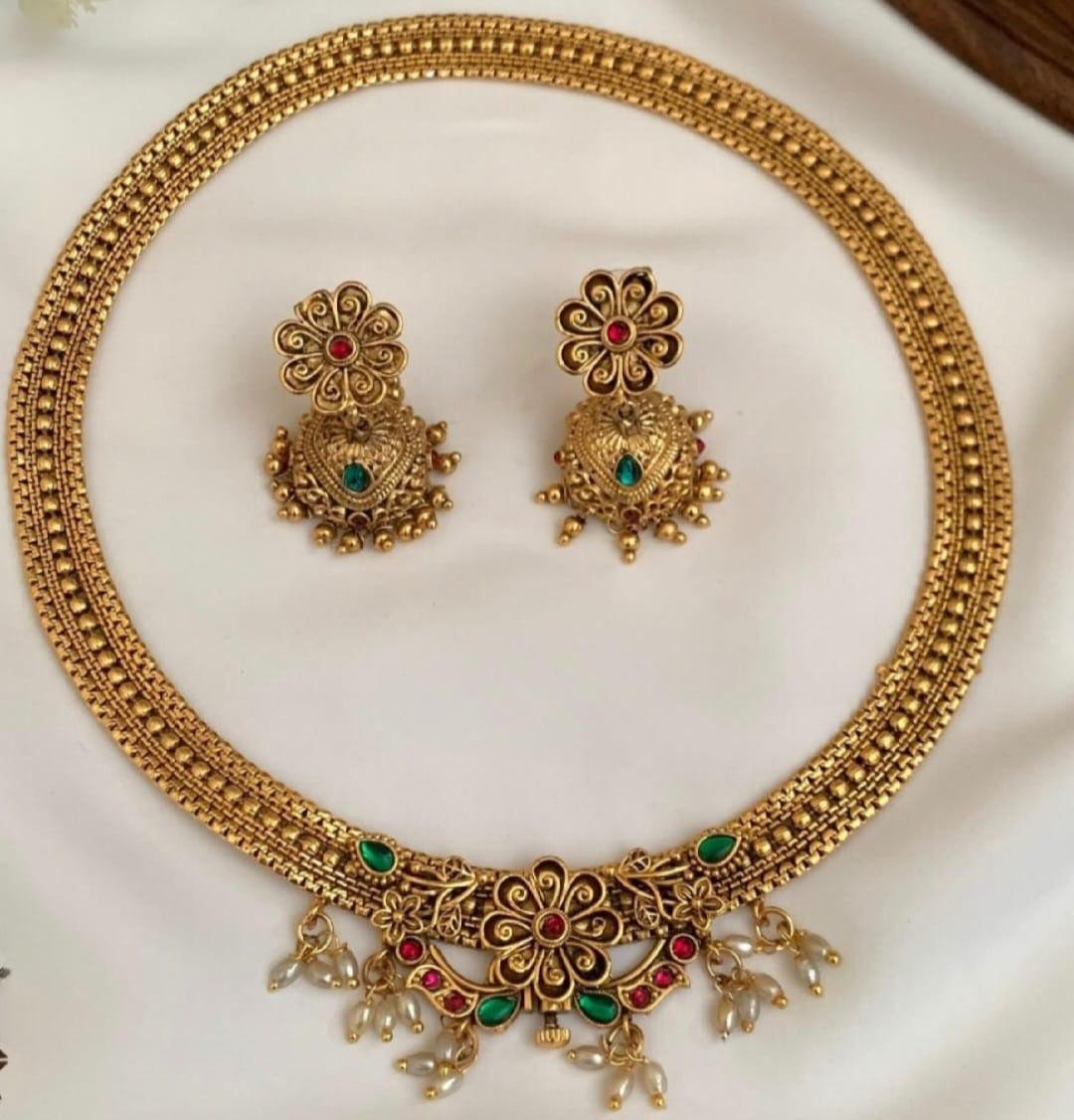 Traditional Screw Necklace Set with Floral Design