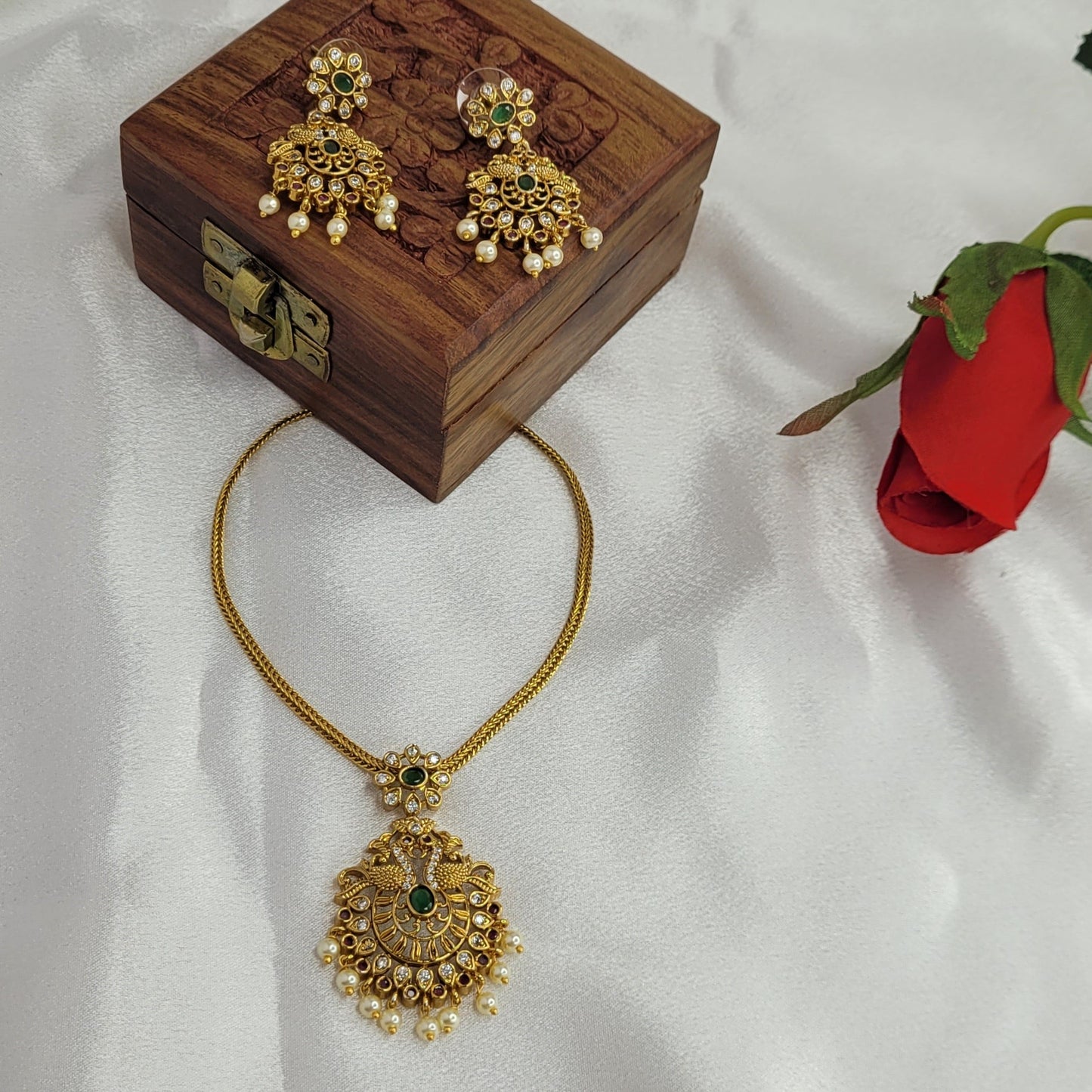 Minimal Gold Pendant Necklace Set with Kundan & Pearl Drops