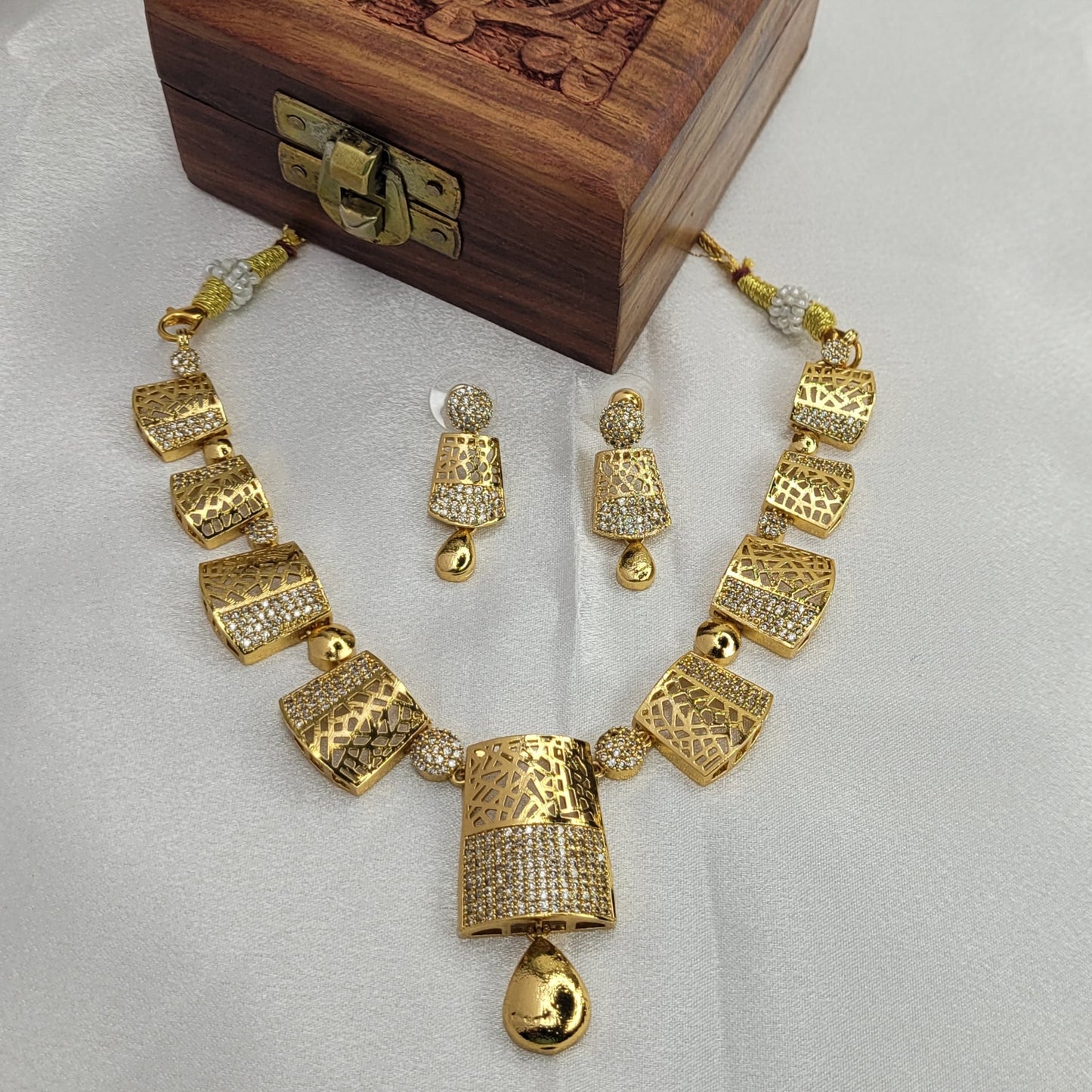 Gold Necklace Set with Geometric Elegance