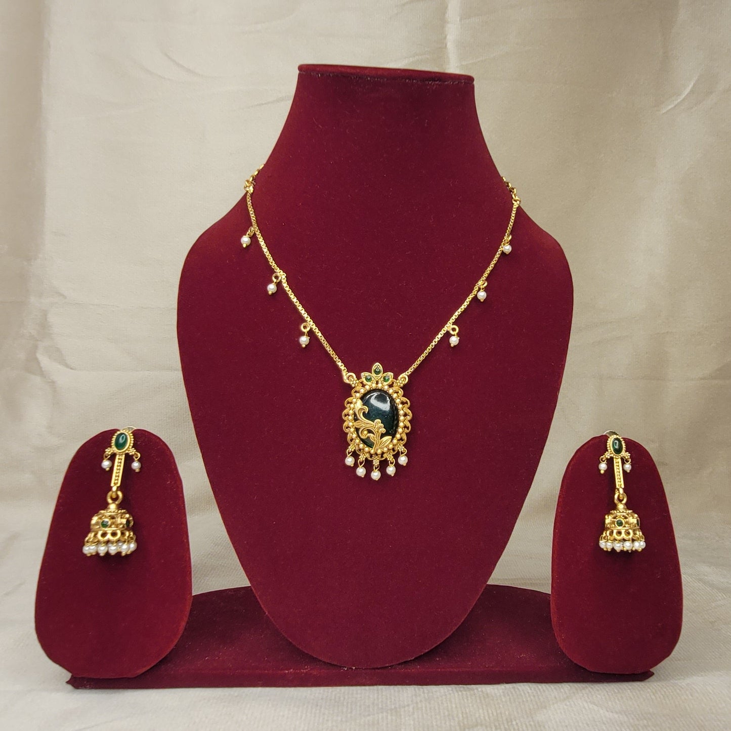 Green Stone Antique Pendant Necklace Set