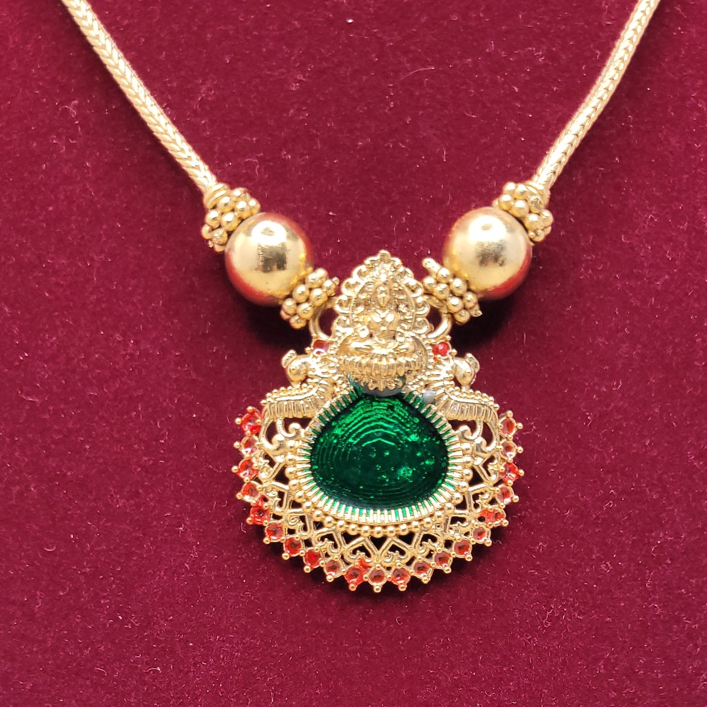 Emerald Teardrop Antique Gold Pendant Necklace Set