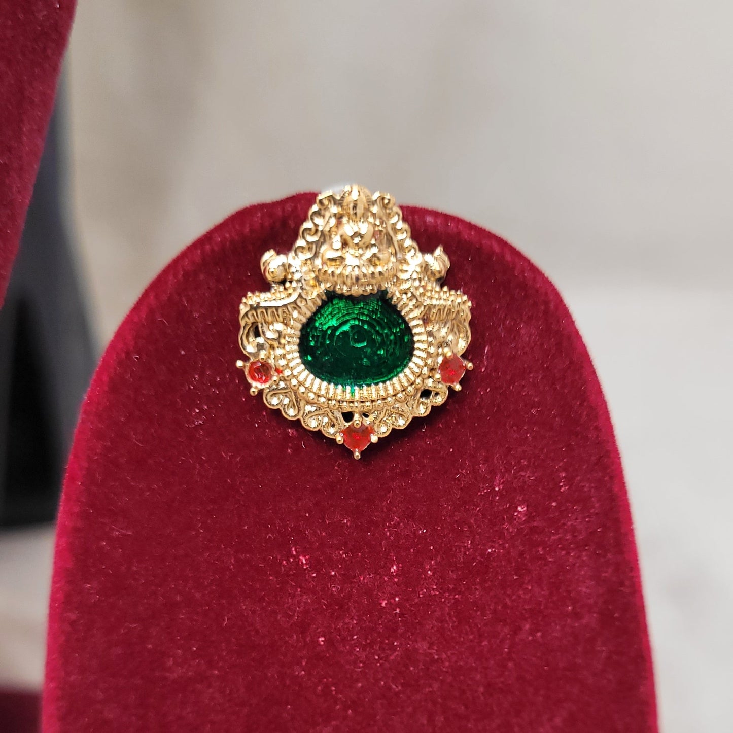 Emerald Teardrop Antique Gold Pendant Necklace Set