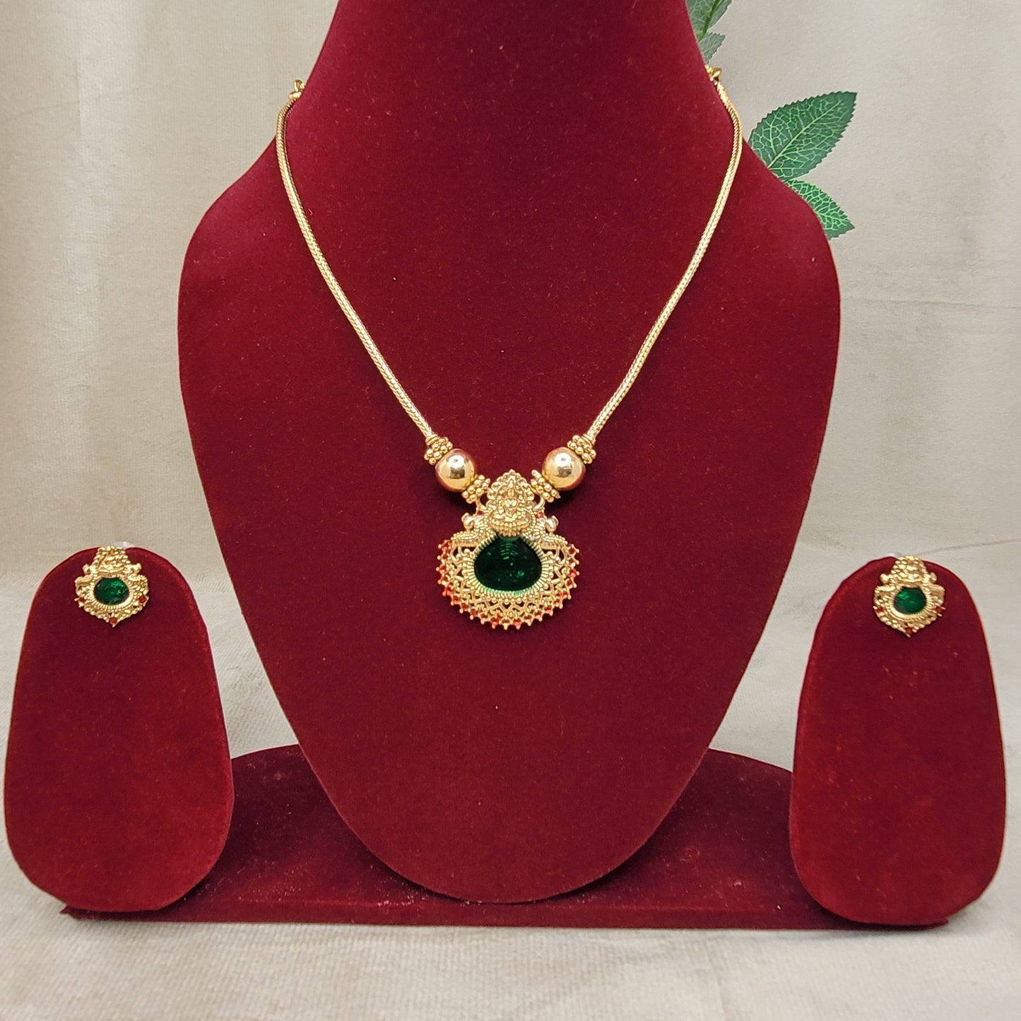 Emerald Teardrop Antique Gold Pendant Necklace Set