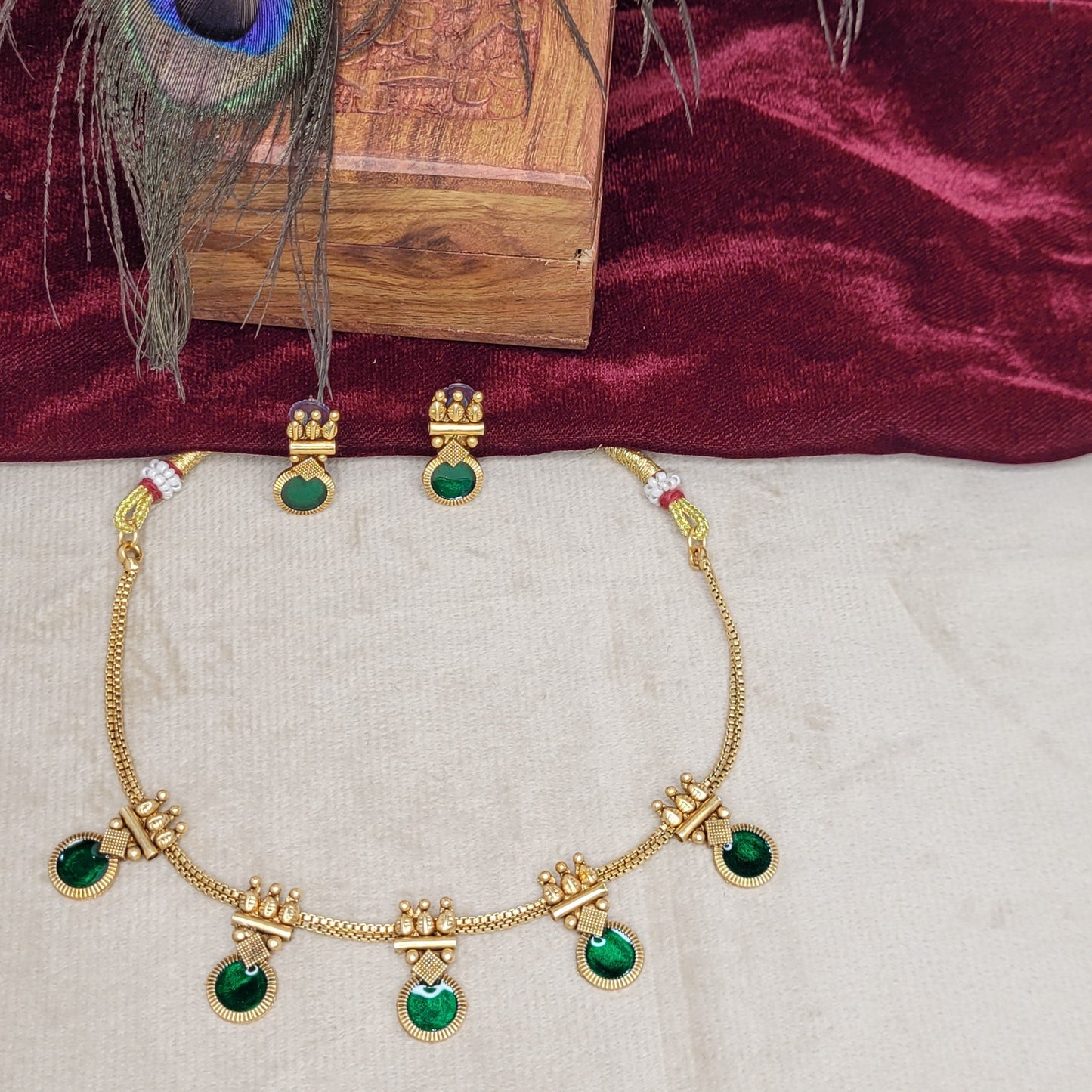 Emerald Drop Antique Gold Necklace Set