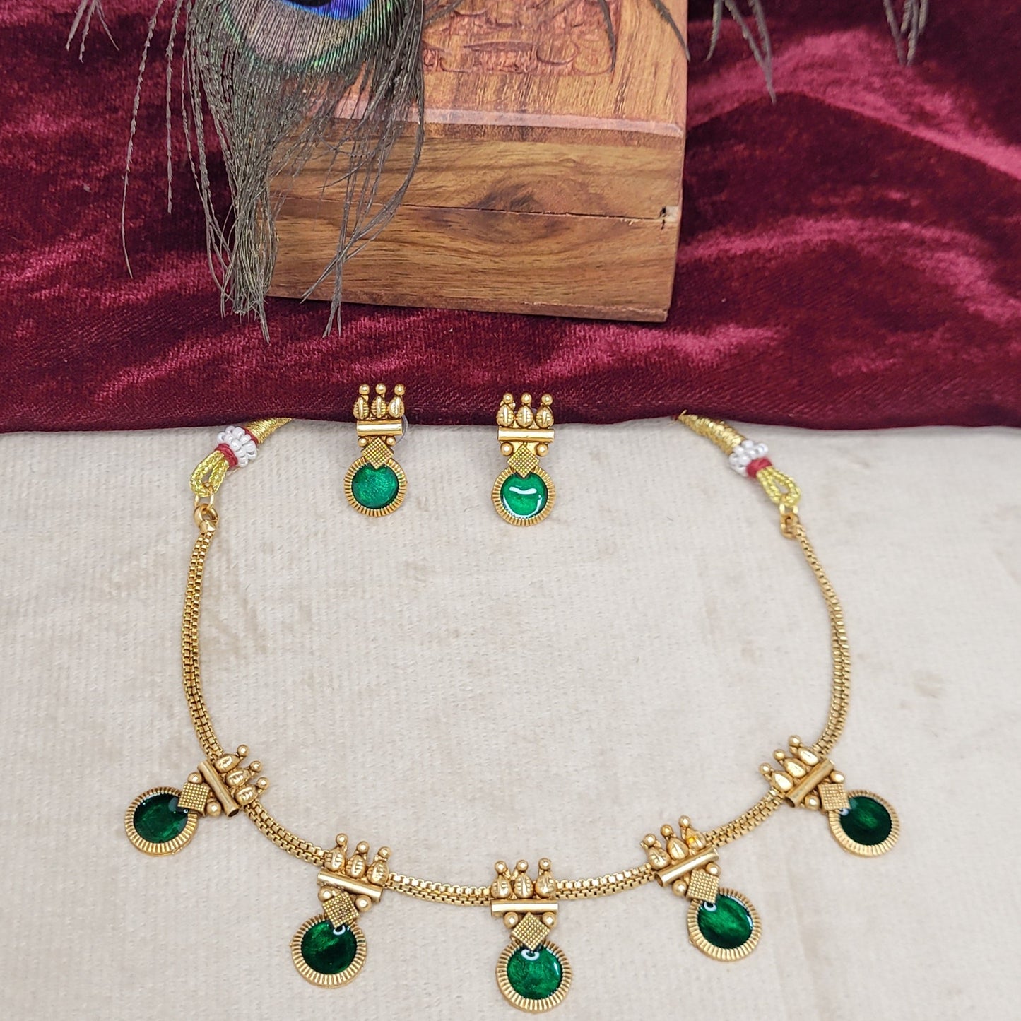 Emerald Drop Antique Gold Necklace Set