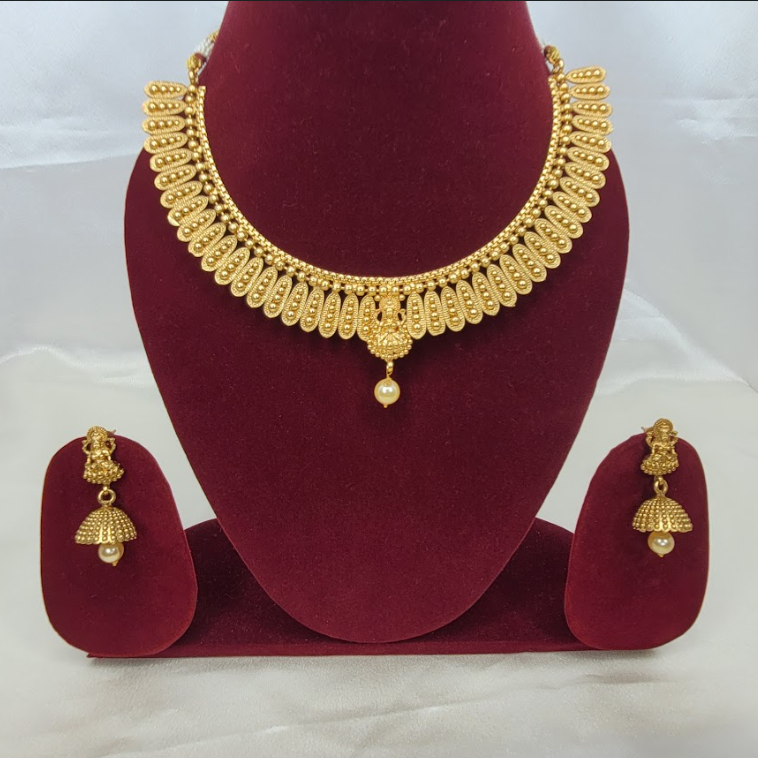 Graceful Gold-Plated Choker Necklace Set with Pearl Drop Earrings