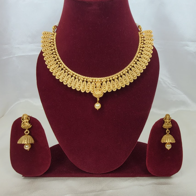 Graceful Gold-Plated Choker Necklace Set with Pearl Drop Earrings
